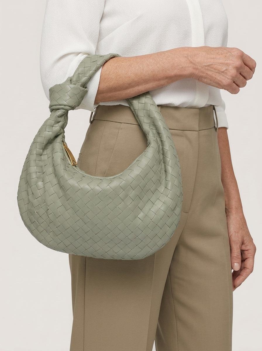 Geflochtener Hobo Bag mit Knotenhenkel - Hellgrün - Model