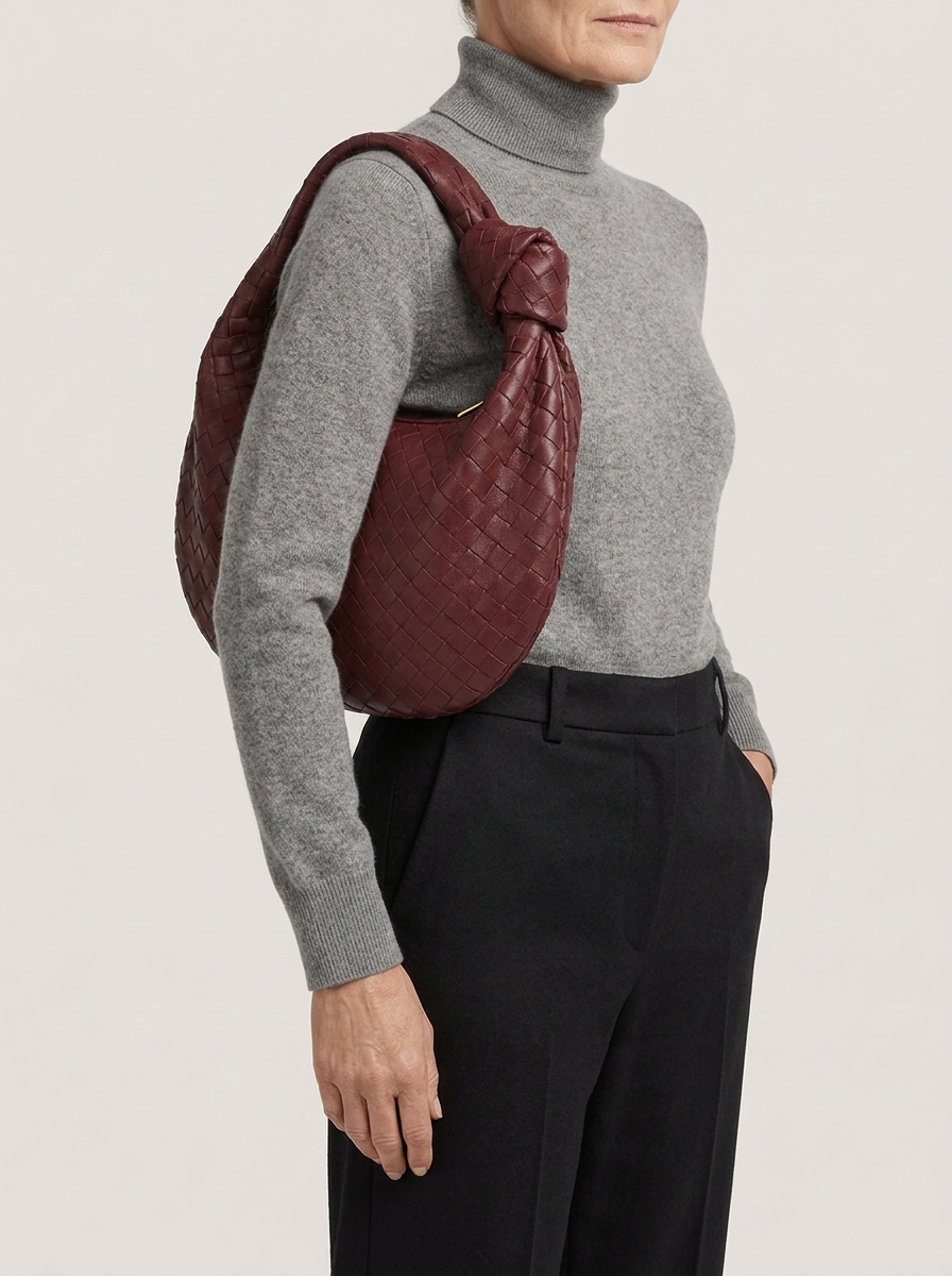 Geflochtener Hobo Bag mit Knotenhenkel - Bordeaux - Model
