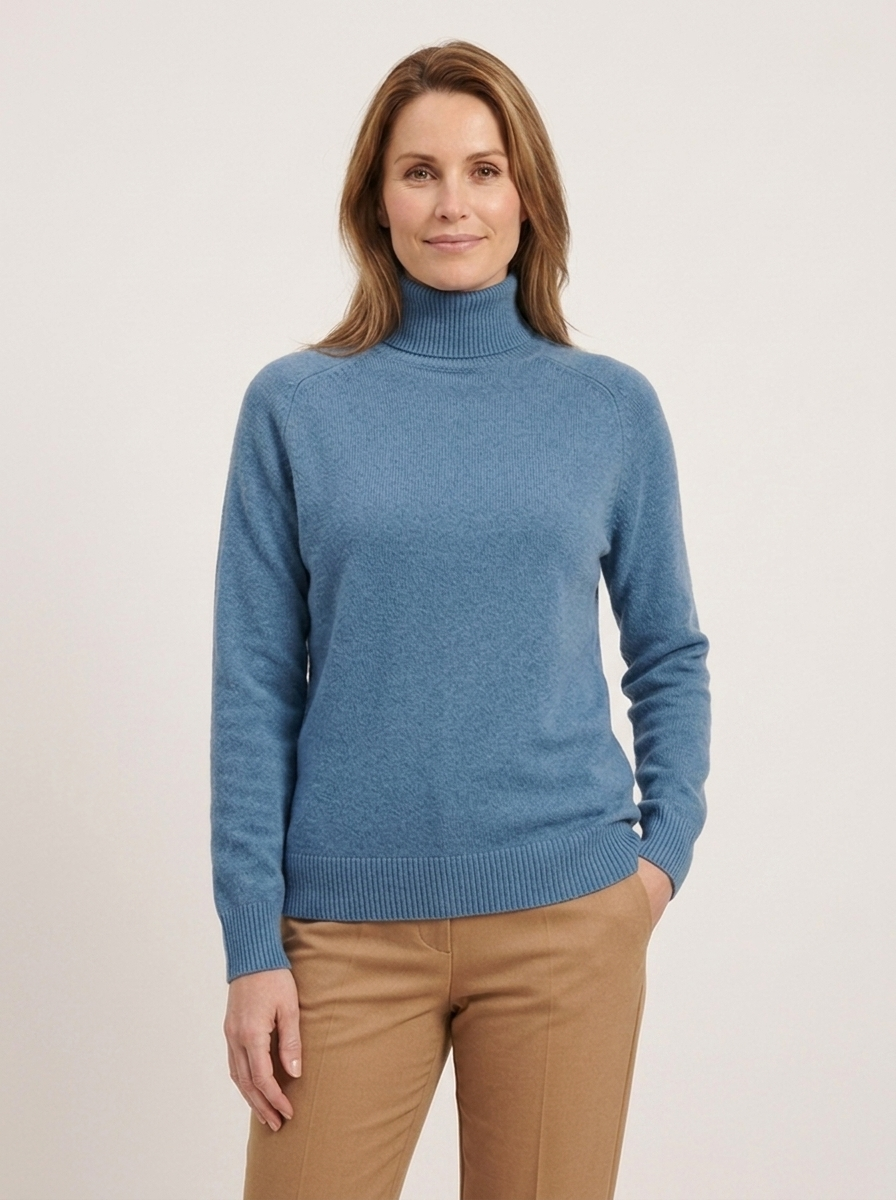 Camilla Rollkragenpullover - Blau - Dreiviertelaufnahme
