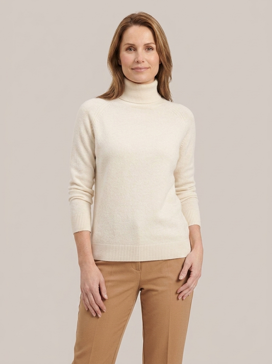 Camilla Rollkragenpullover - Weiss - Dreiviertelaufnahme