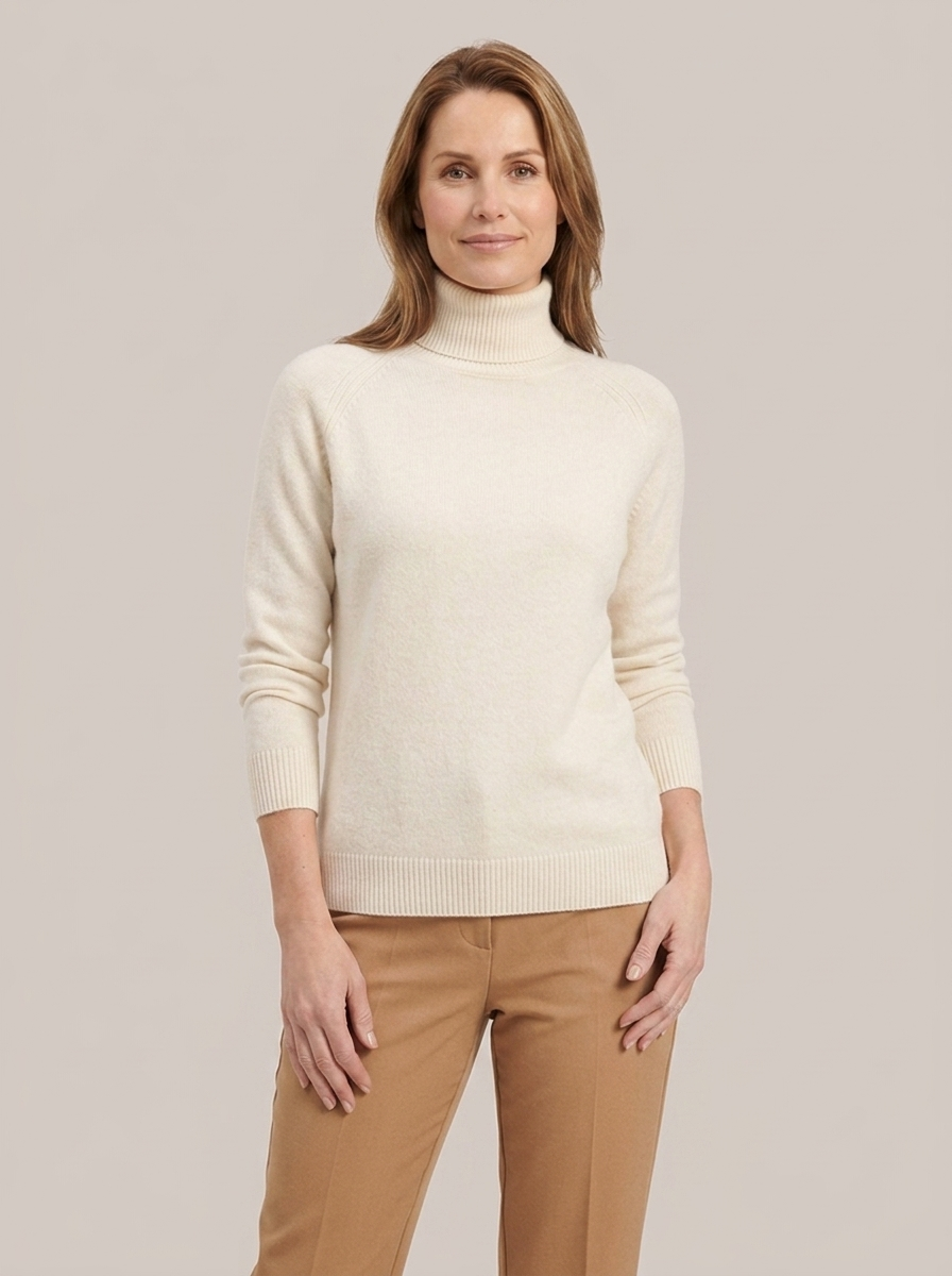 Camilla Rollkragenpullover - Weiss - Dreiviertelaufnahme