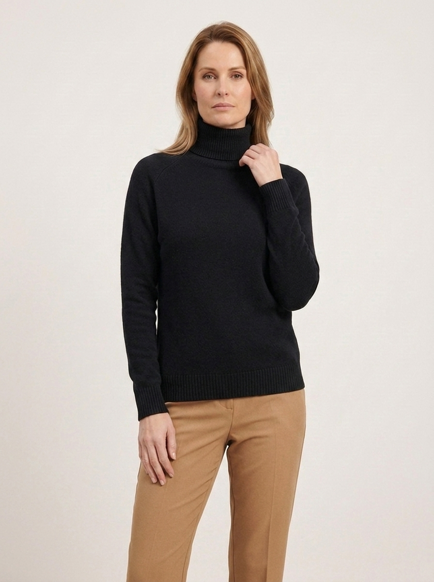 Camilla Rollkragenpullover - Schwarz - Dreiviertelaufnahme