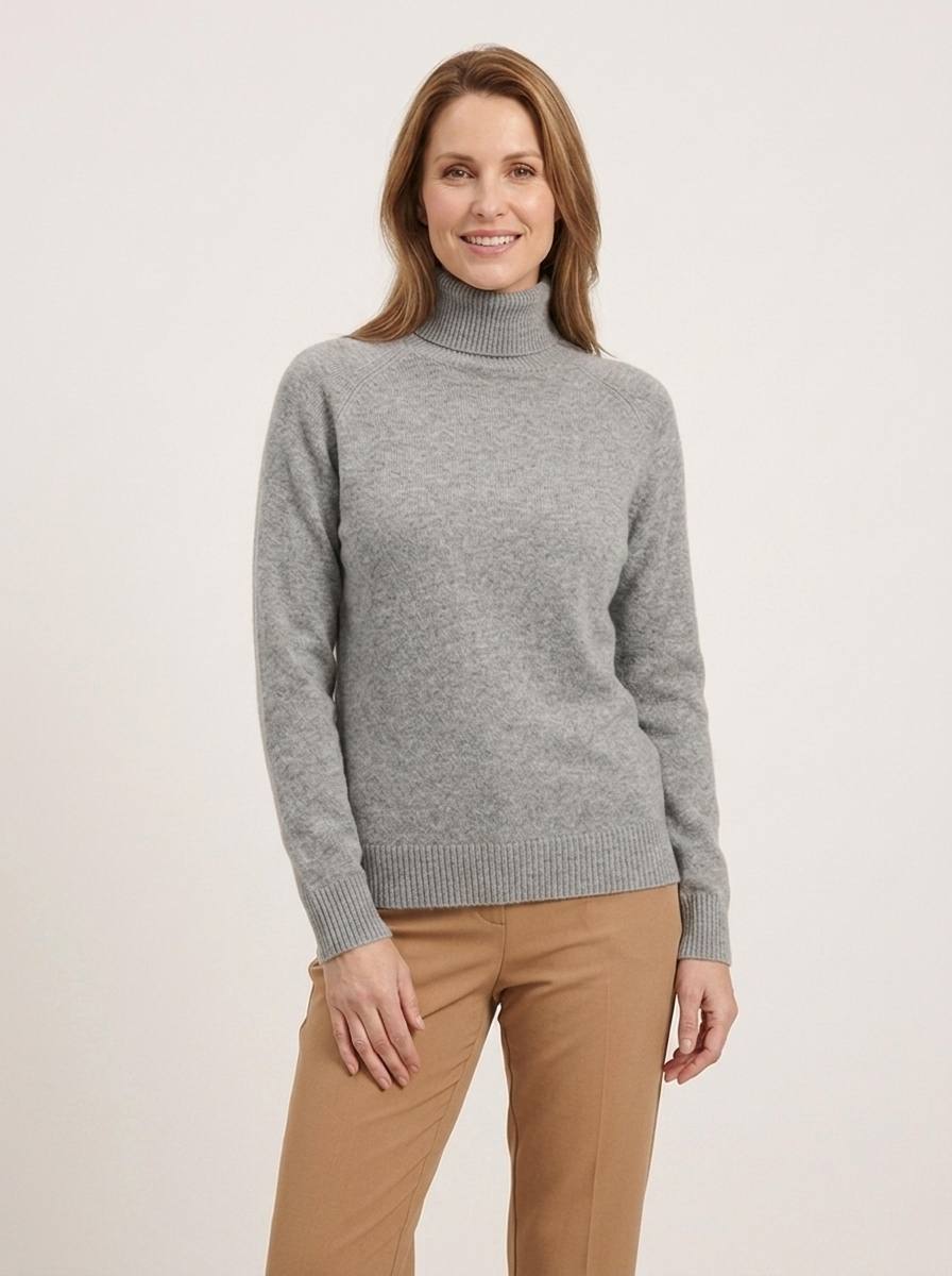 Camilla Rollkragenpullover - Grau - Dreiviertelaufnahme